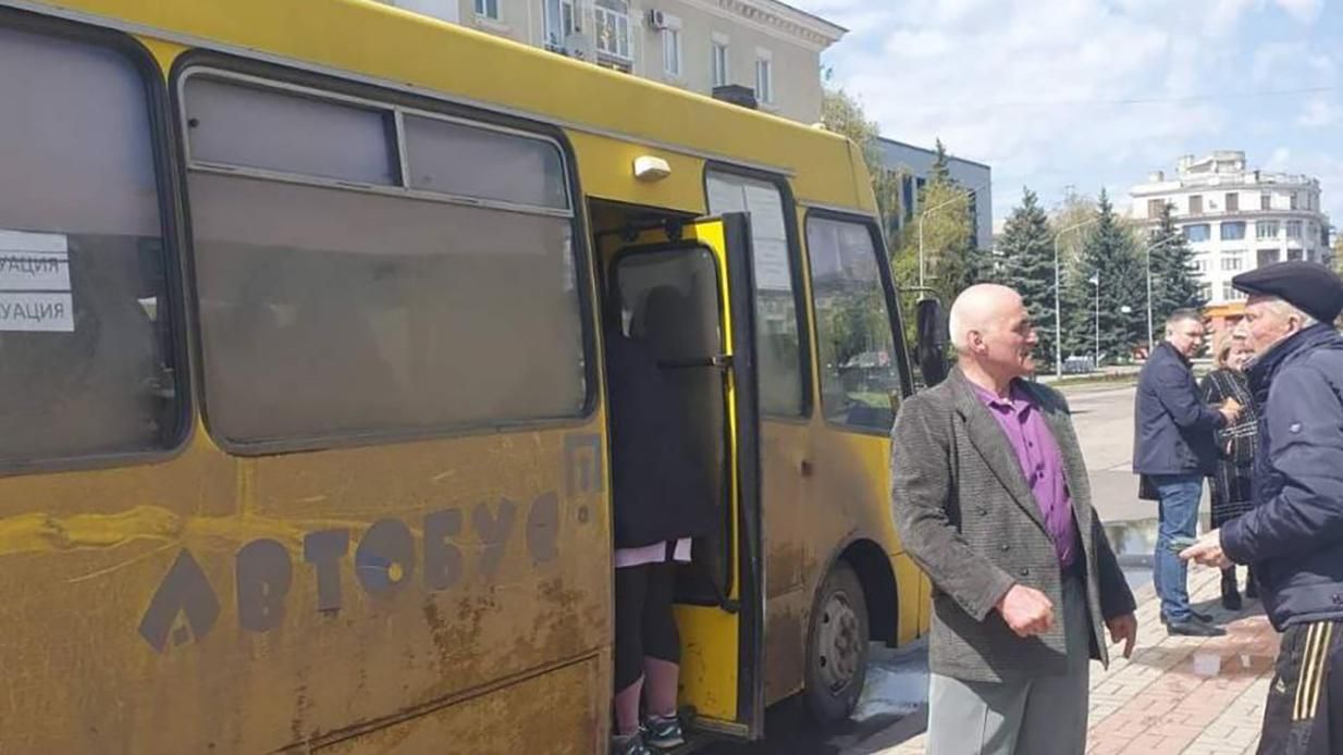 Из Попасной эвакуировали 16 человек: два автомобиля из-за обстрела вернулись пустыми Из Попасной эвакуировали 16 человек: два автомобиля из-за обстрела вернулись пустыми