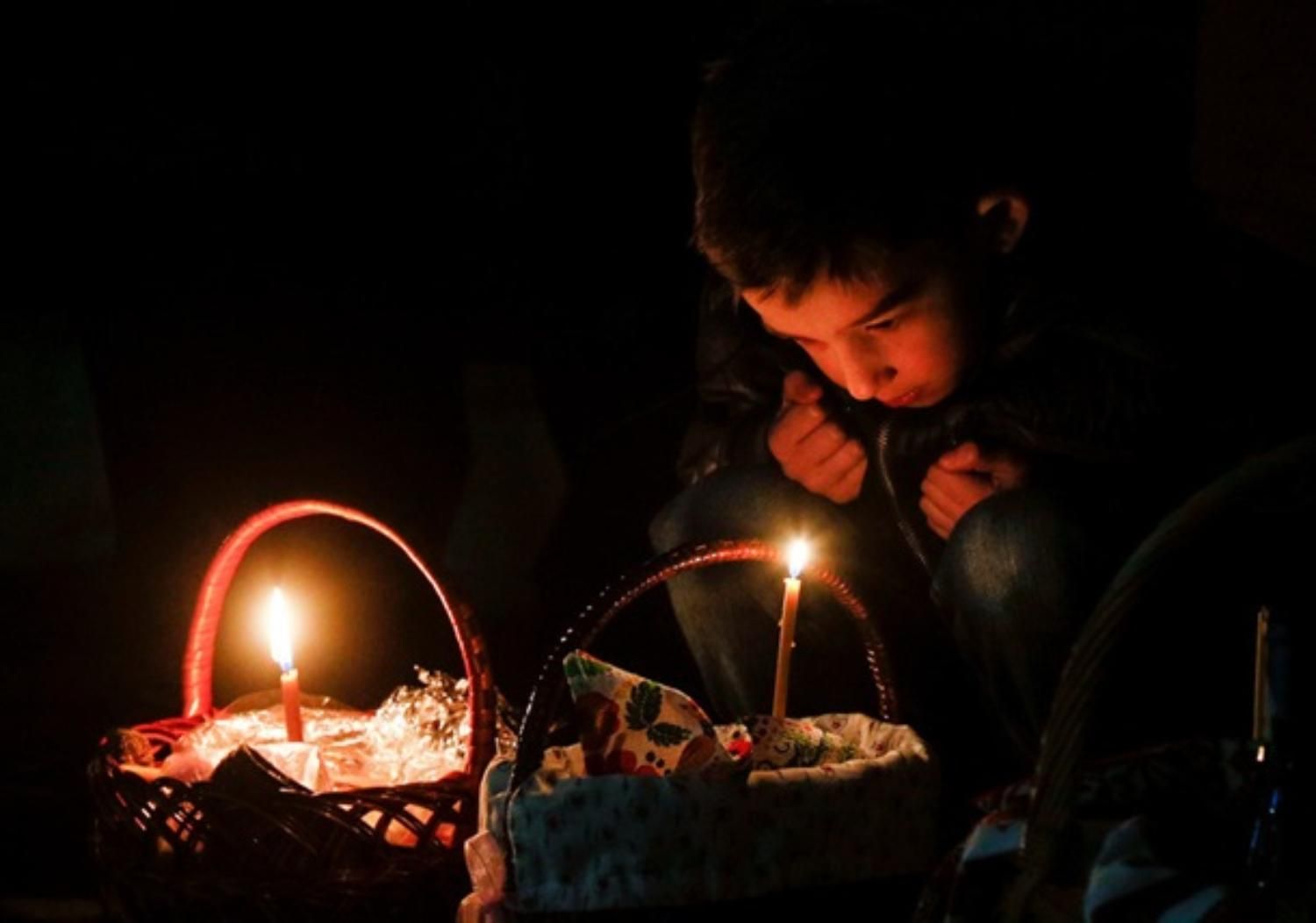 Великодні служби у церквах Луганщини проводили для людей, які там у підвалах Великодні служби у церквах Луганщини проводили для людей, які там у підвалах