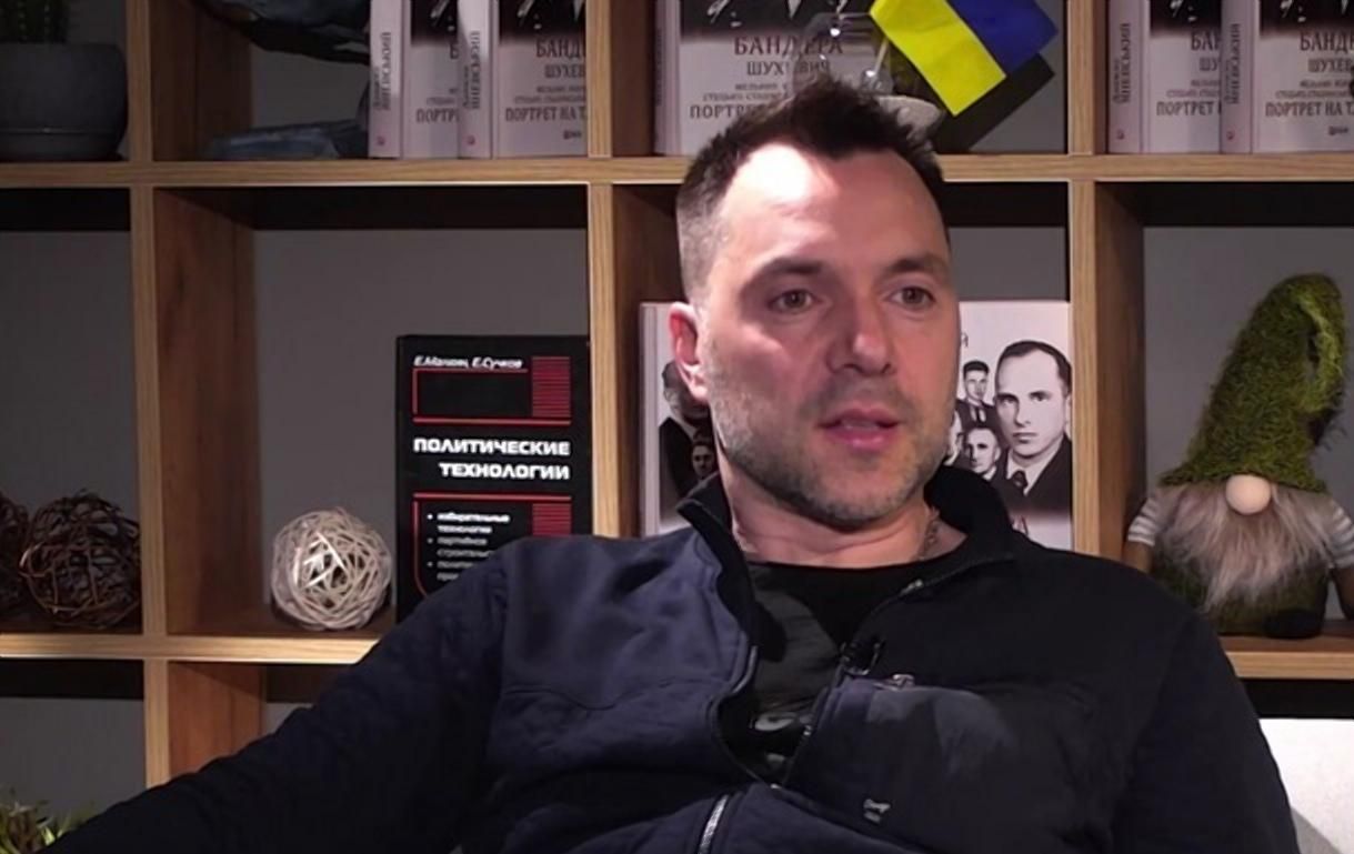 "Накрили" дуже вдало, – Арестович про знищення десятків російських військових на Херсонщині "Накрили" дуже вдало, – Арестович про знищення десятків російських військових на Херсонщині