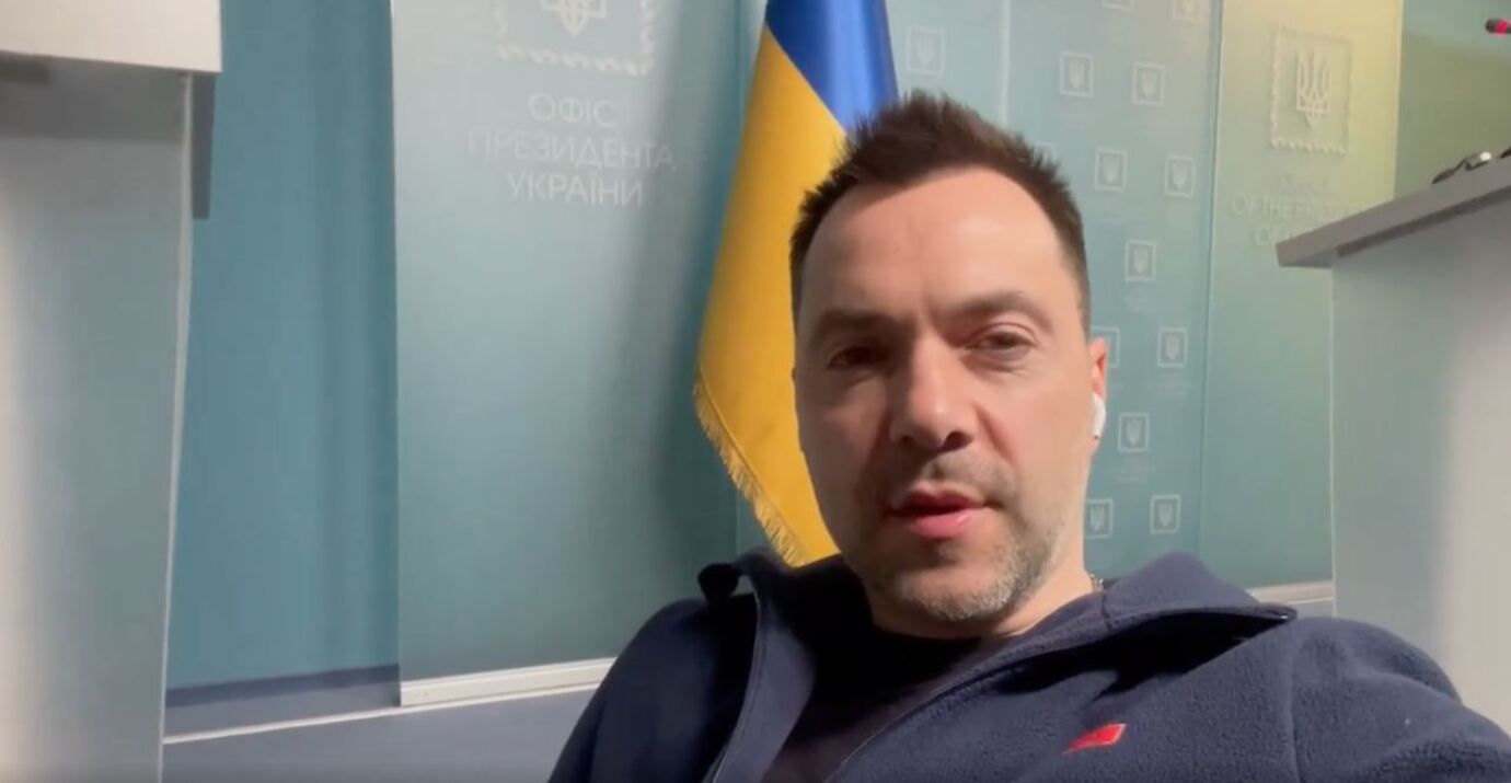 Росіяни продовжують нищити Маріуполь з усіх видів зброї, крім ядерної, – Арестович Росіяни продовжують нищити Маріуполь з усіх видів зброї, крім ядерної, – Арестович