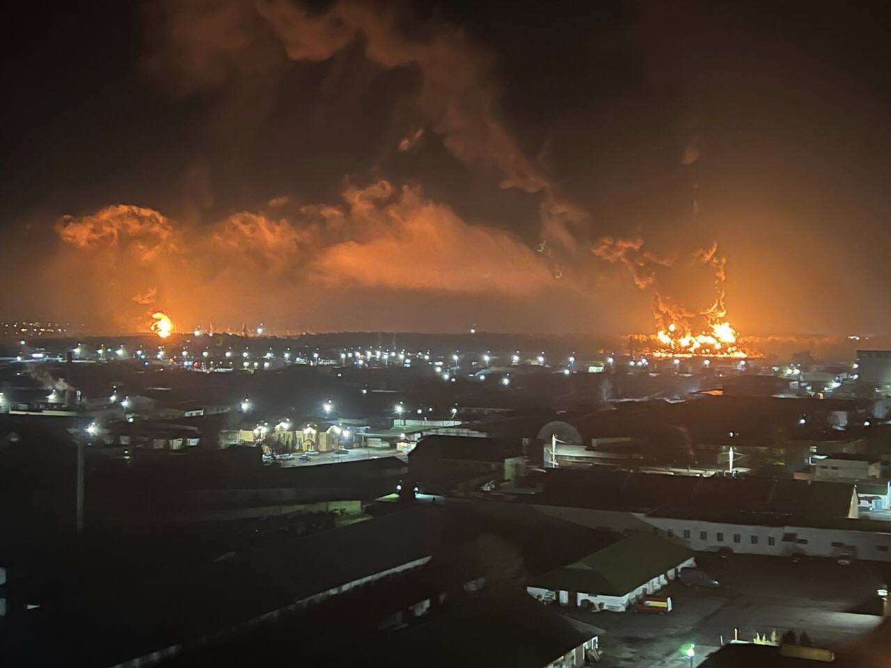 У російському Брянську – вибухи й пожежа: "негаразди" спіткали нафтобазу та військову частину