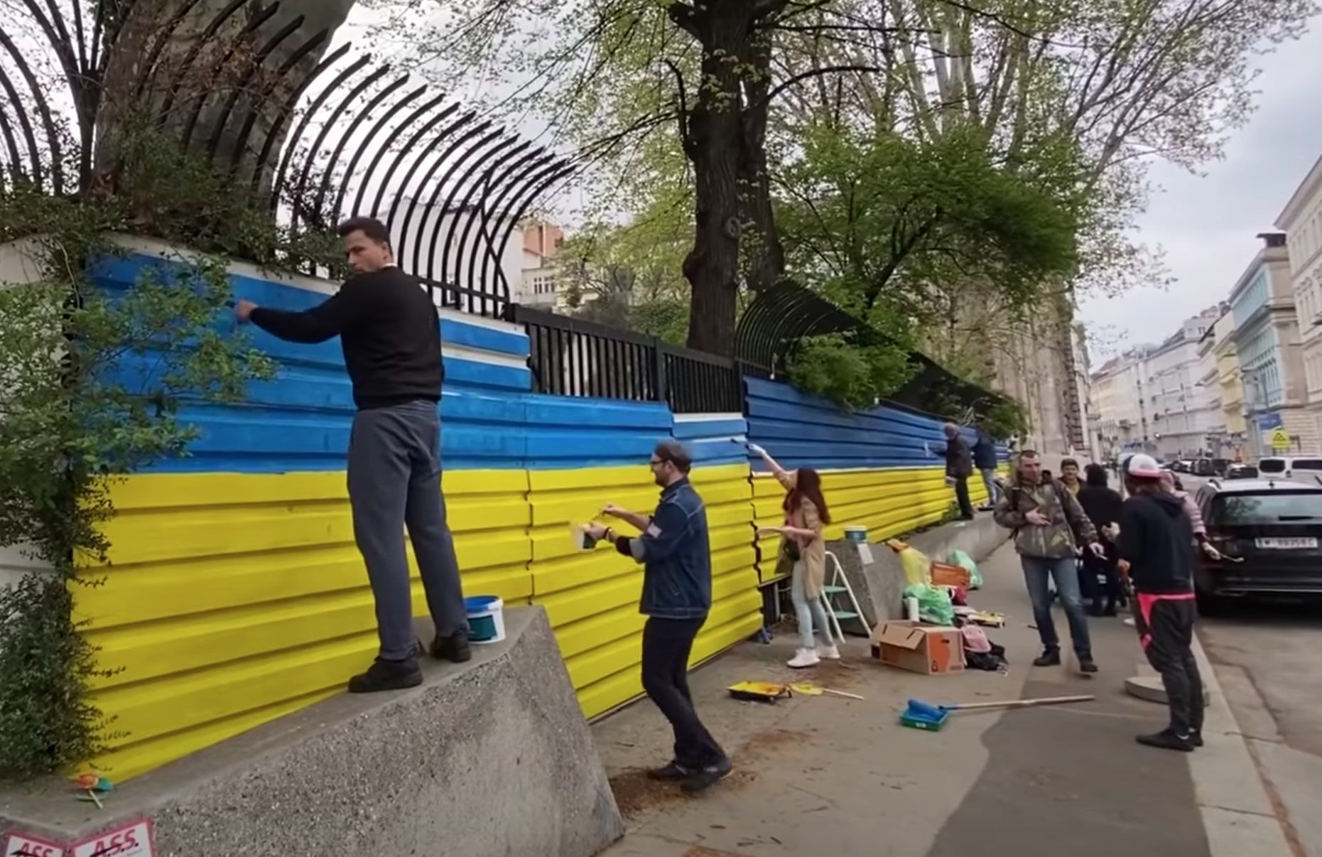 У Відні паркан навпроти посольства Росії розфарбували у синьо-жовті кольори У Відні паркан навпроти посольства Росії розфарбували у синьо-жовті кольори