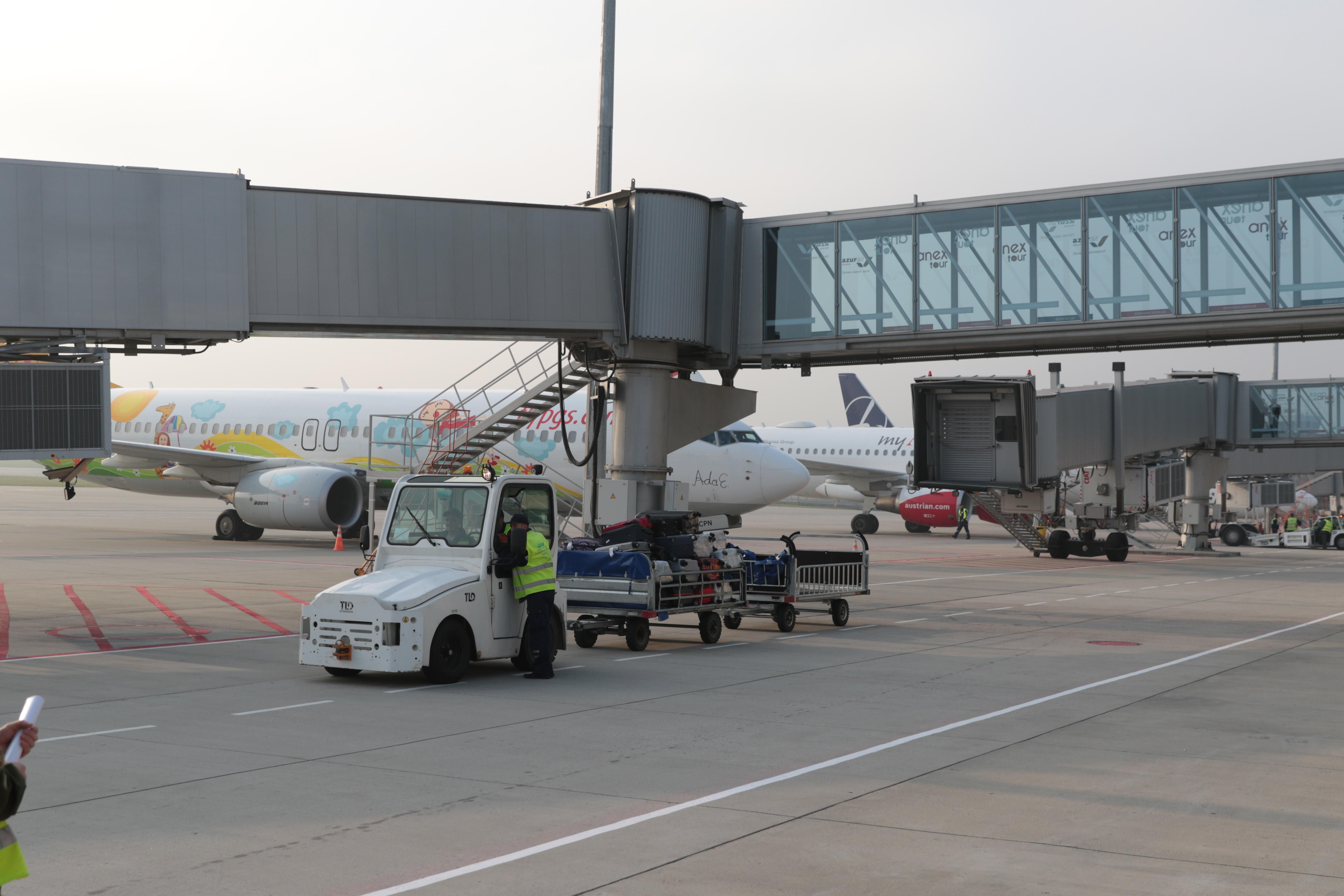Аеропорт "Внуково" через санкції перейшов у режим простою, можливі звільнення – росЗМІ Аеропорт "Внуково" через санкції перейшов у режим простою, можливі звільнення – росЗМІ