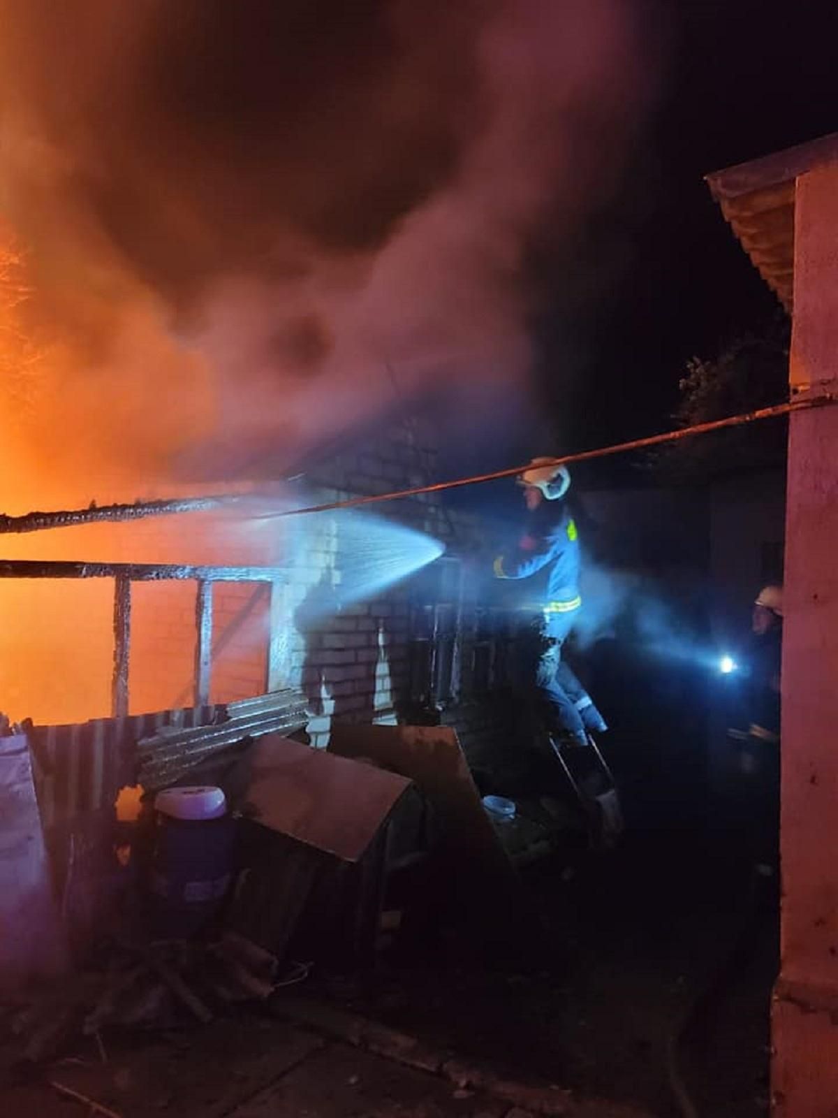 На Великдень через обстріли на Луганщині загорілися житлові будинки