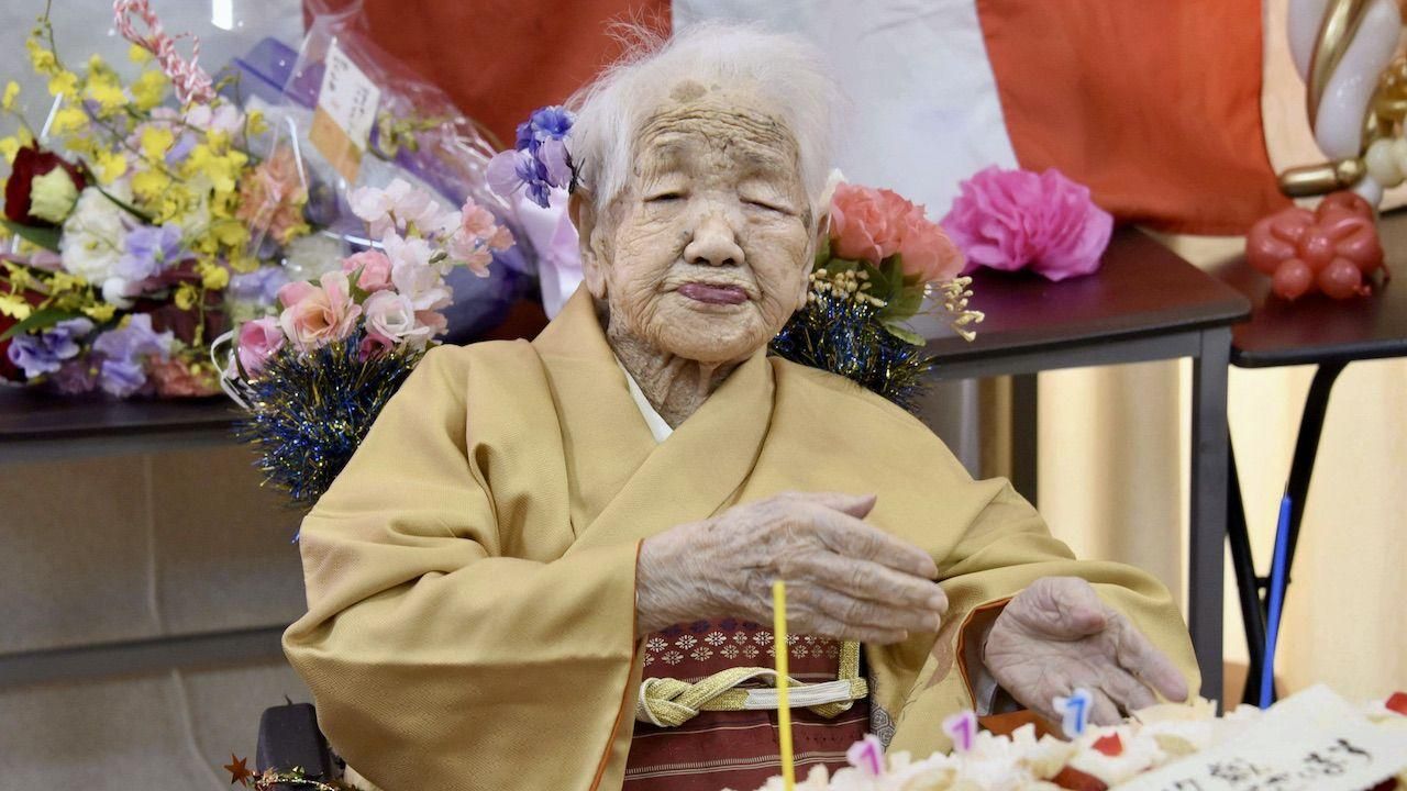 Розв'язувала задачі і любила шоколад: у Японії померла найстаріша жителька планети