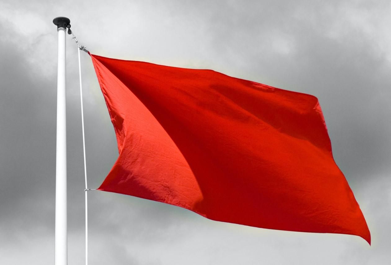 Россияне в оккупированных городах вывешивают красные флаги: Лещенко объяснил зачем Россияне в оккупированных городах вывешивают красные флаги: Лещенко объяснил зачем