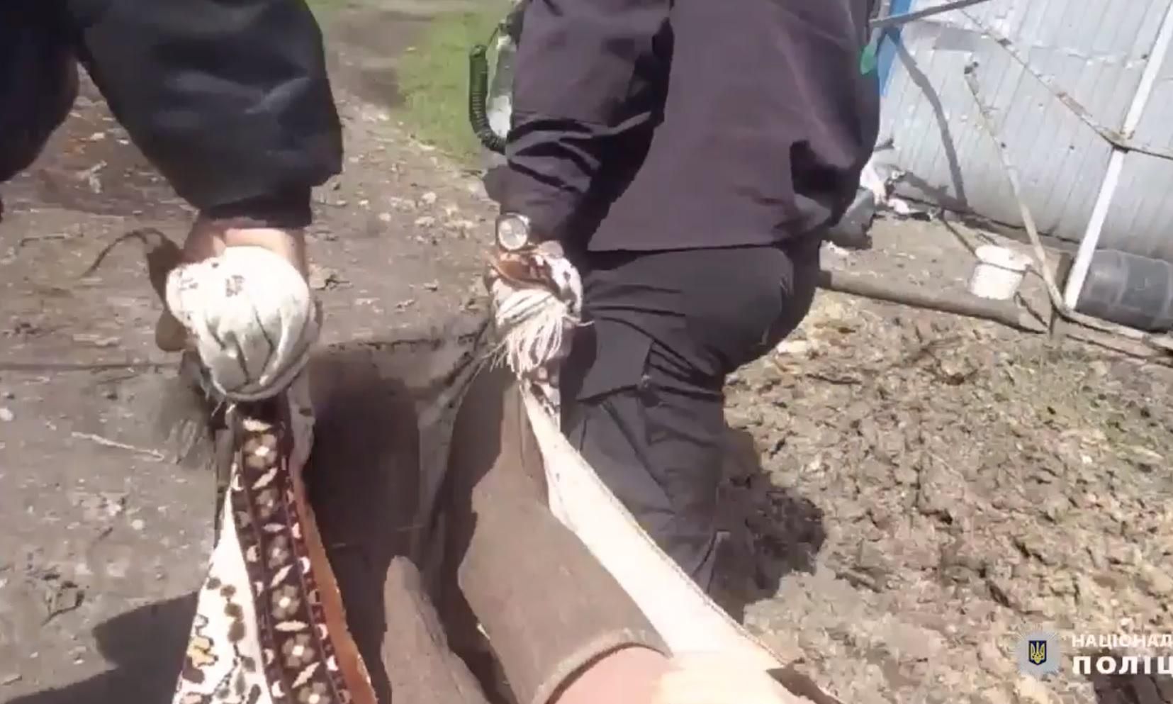 З обстріляного будинку в Мар'їнці врятували людей: серед них літня жінка, яка майже не ходить - 24 Канал З обстріляного будинку в Мар'їнці врятували людей: серед них літня жінка, яка майже не ходить - 24 Канал