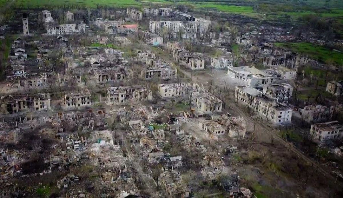 После уничтожения авиаударами: оккупанты захватили сожженное дотла Новотошковское