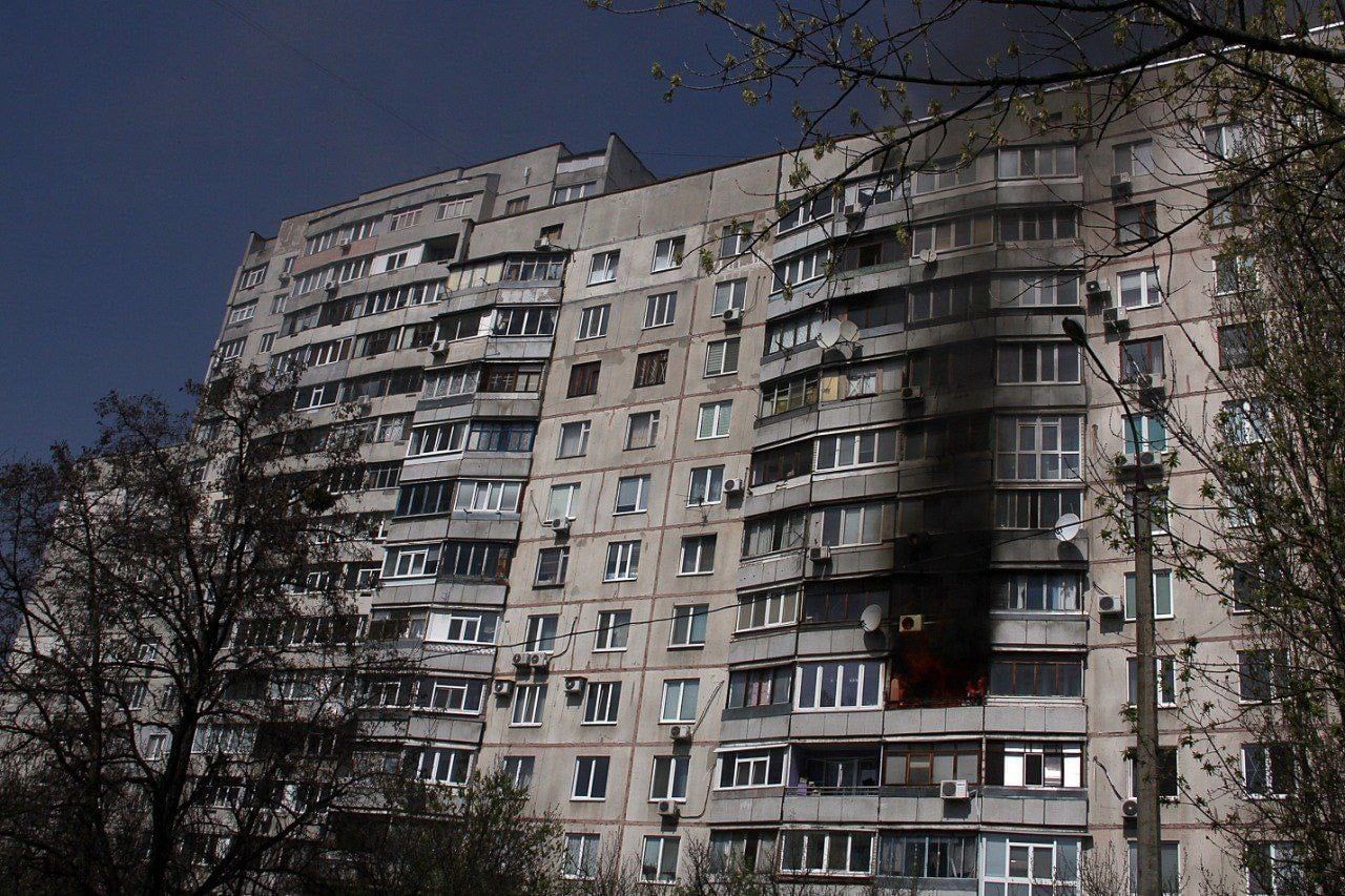В Харькове снаряд оккупантов попал в многоэтажку: огонь охватил квартиры на двух этажах В Харькове снаряд оккупантов попал в многоэтажку: огонь охватил квартиры на двух этажах
