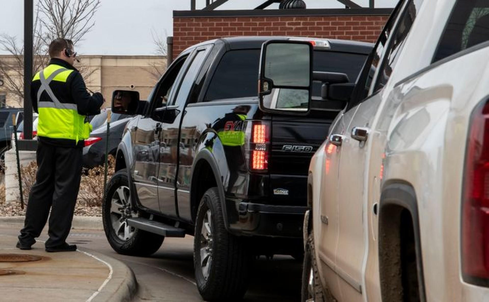 Волонтеры не будут стоять 3 дня в очереди, – доброволец о новой проблеме растаможки авто из ЕС Волонтеры не будут стоять 3 дня в очереди, – доброволец о новой проблеме растаможки авто из ЕС