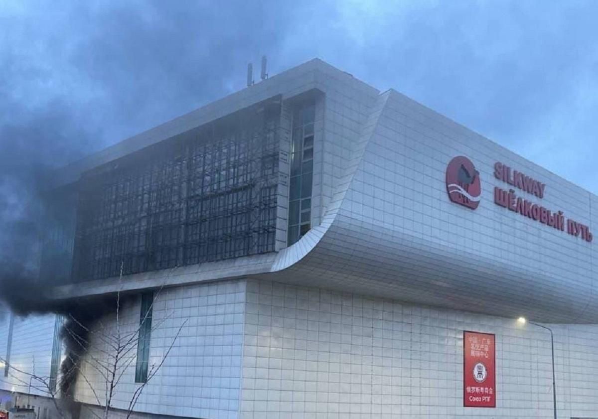 Під Москвою знову палало: цього разу горів торговий центр Під Москвою знову палало: цього разу горів торговий центр