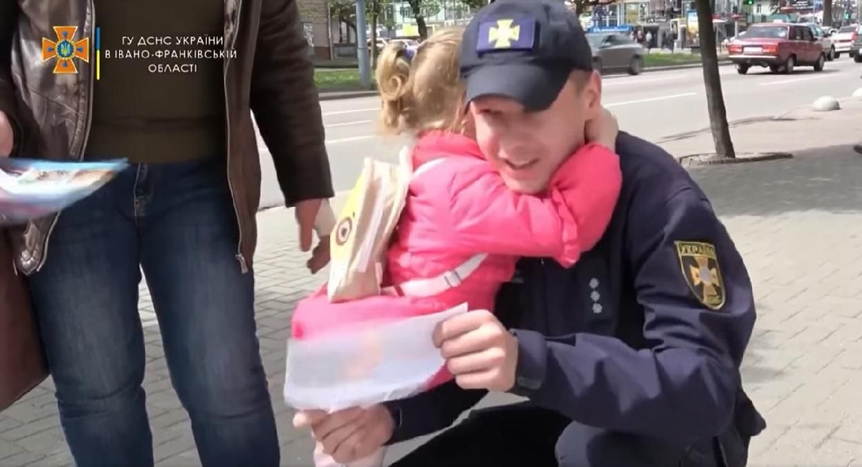 Справжній рейтинг довіри: маленька дівчинка обійняла рятувальника – миле відео