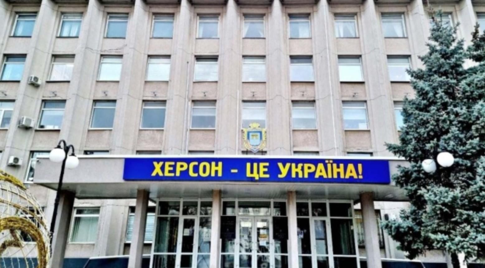 Вигнали увесь персонал, а потім зняли символіку, – депутат про захоплення міськради Херсона Вигнали увесь персонал, а потім зняли символіку, – депутат про захоплення міськради Херсона