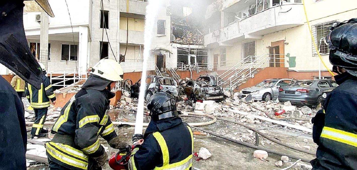 "Це геноцид українців": місце зруйнованого ракетою будинку в Одесі відвідали конгресмени США "Це геноцид українців": місце зруйнованого ракетою будинку в Одесі відвідали конгресмени США