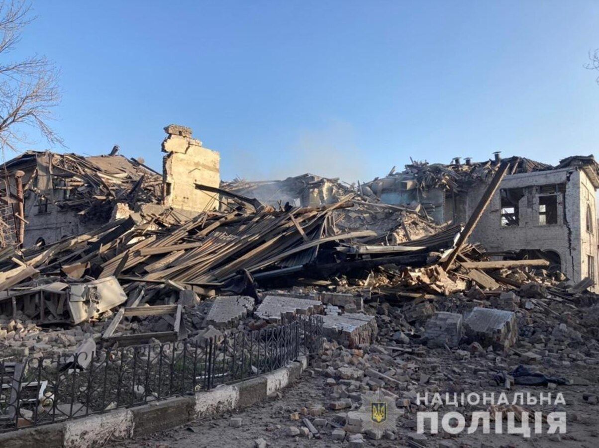 Поліція зафіксувала наслідки ракетних обстрілів Запоріжжя Поліція зафіксувала наслідки ракетних обстрілів Запоріжжя