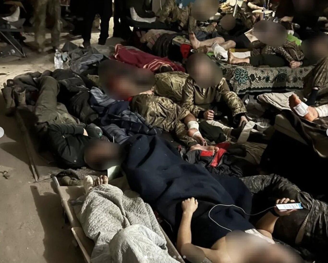 Лежать на підлозі й слухають, як по них б'ють ракети: моторошні фото поранених з "Азовсталі" 