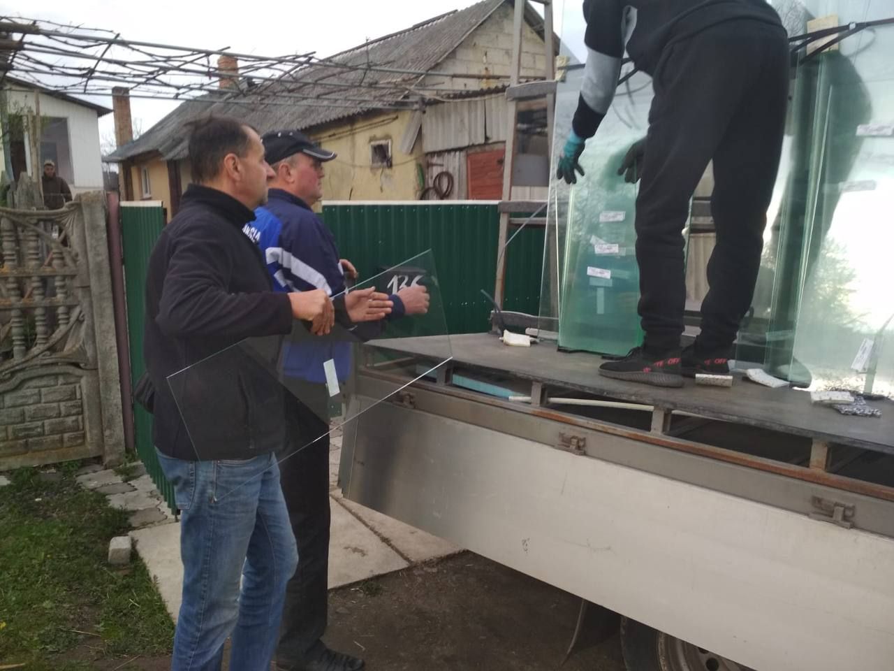 В Ровенской области показали, как ремонтируют поврежденные дома после авиаудара россиян