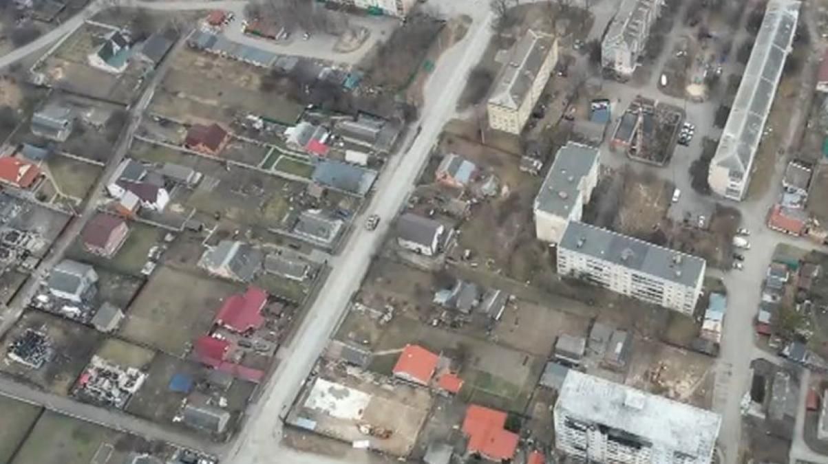 CNN получил видео, снятое в середине марта в Буче: на улицах российские войска и трупы мирных
