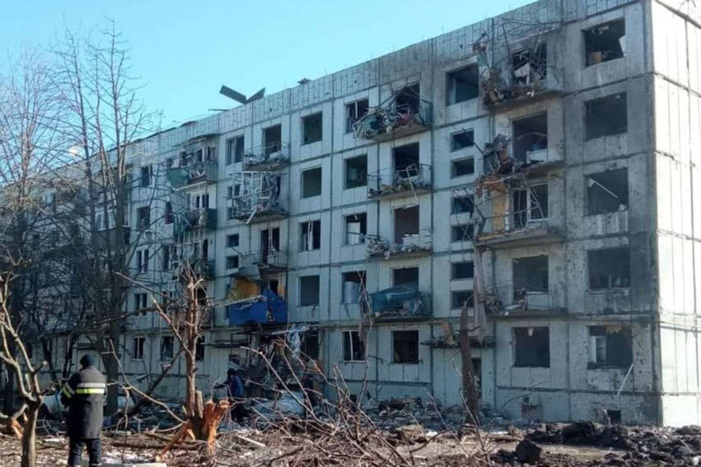 "Снаряд упал к нам в подъезд": жуткие воспоминания очевидцев смертельного обстрела в Харькове "Снаряд упал к нам в подъезд": жуткие воспоминания очевидцев смертельного обстрела в Харькове