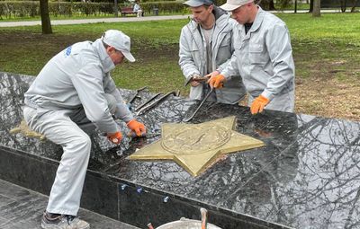В Луцке демонтируют советскую символику на Мемориале Славы