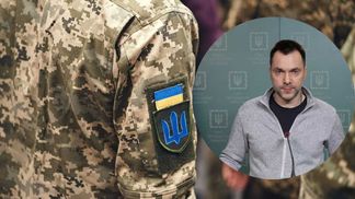 ВСУ наносят удары по командным пунктам и составам россиян в Херсонской области, – Арестович