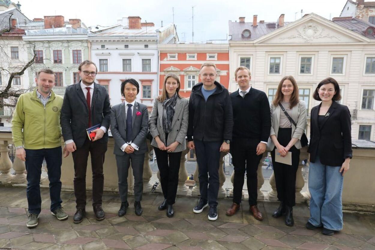 Садовый встретился с представителями Швеции и обсудил ключевые гуманитарные нужды Львова Садовый встретился с представителями Швеции и обсудил ключевые гуманитарные нужды Львова