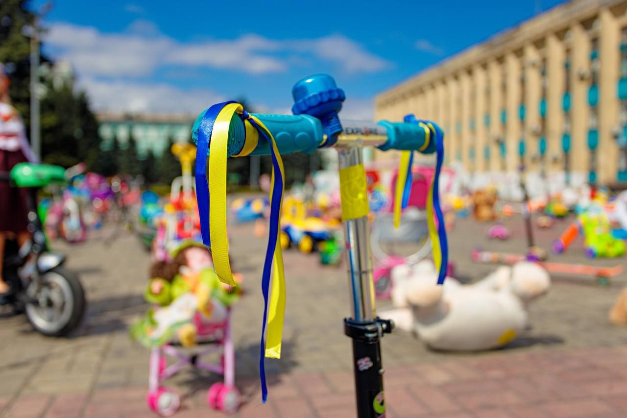 У Кам'янському виставили 217 іграшок на головній площі: у пам'ять про загиблих на війні дітей У Кам'янському виставили 217 іграшок на головній площі: у пам'ять про загиблих на війні дітей
