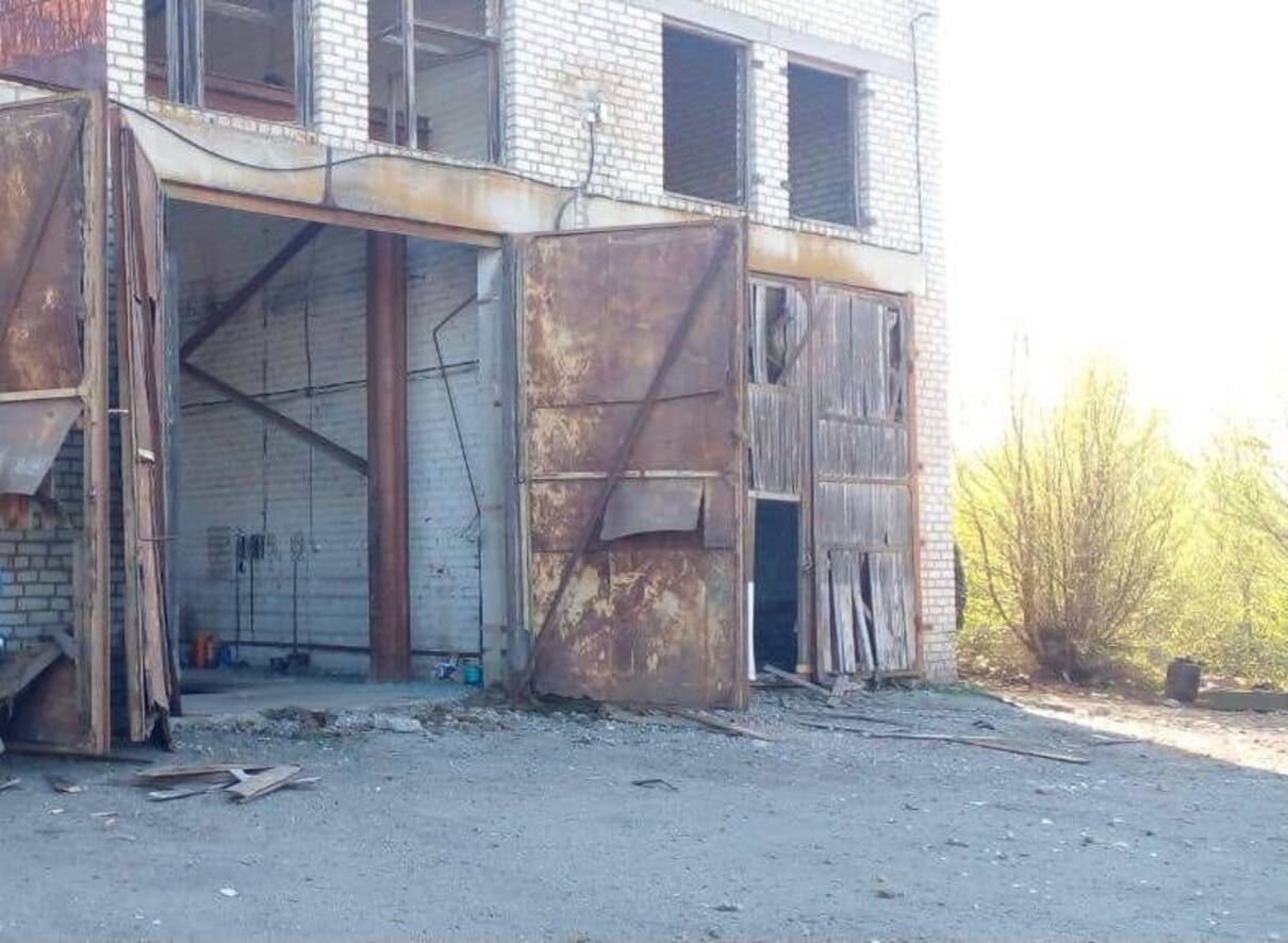 Оккупанты ударили утром по заброшенному заводу на Днепропетровщине: фото с места событий