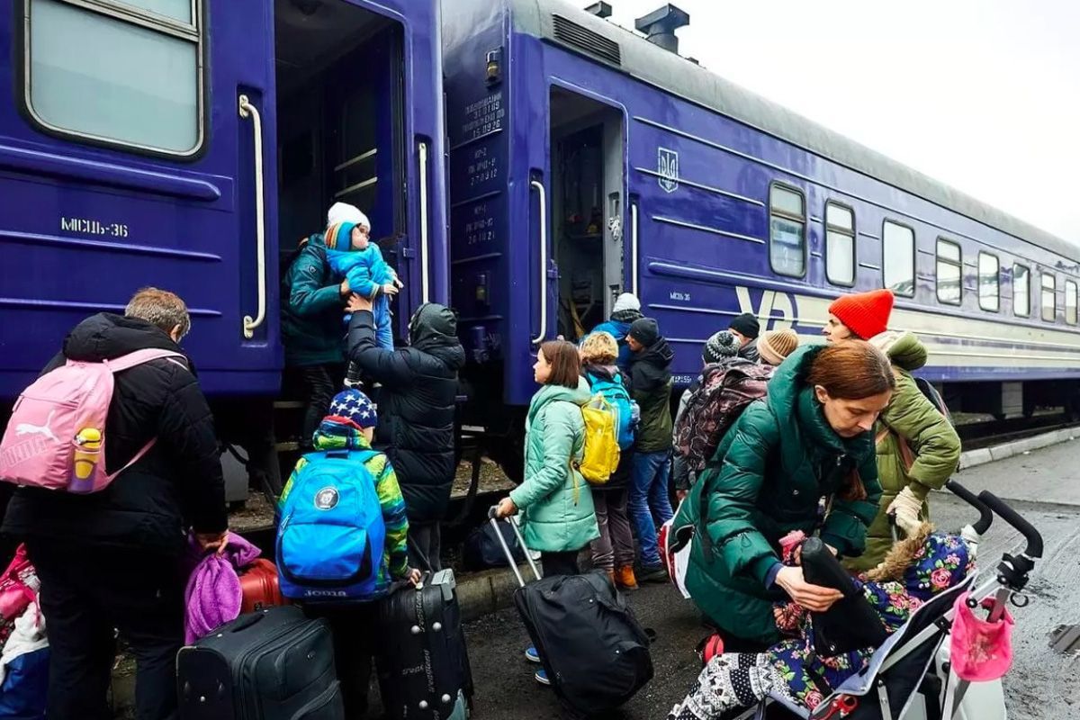 Евакуюйтесь автобусами і потягами, не чекайте миті, коли доведеться йти пішки, – Гайдай