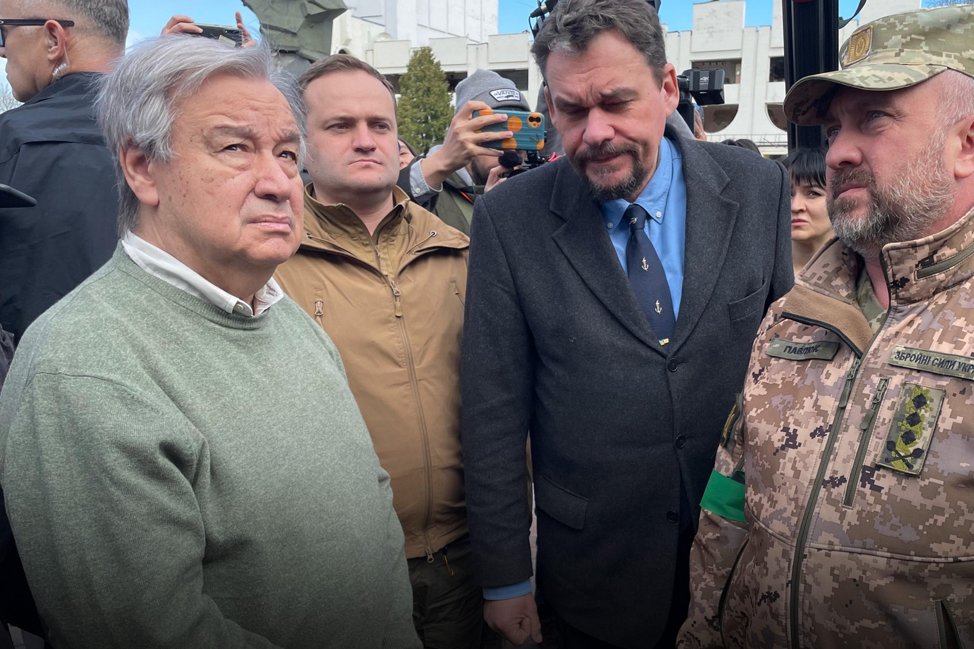 Я уявляю моїх онучок, які втікають в паніці, – Гутерреш після візиту в Бородянку Я уявляю моїх онучок, які втікають в паніці, – Гутерреш після візиту в Бородянку