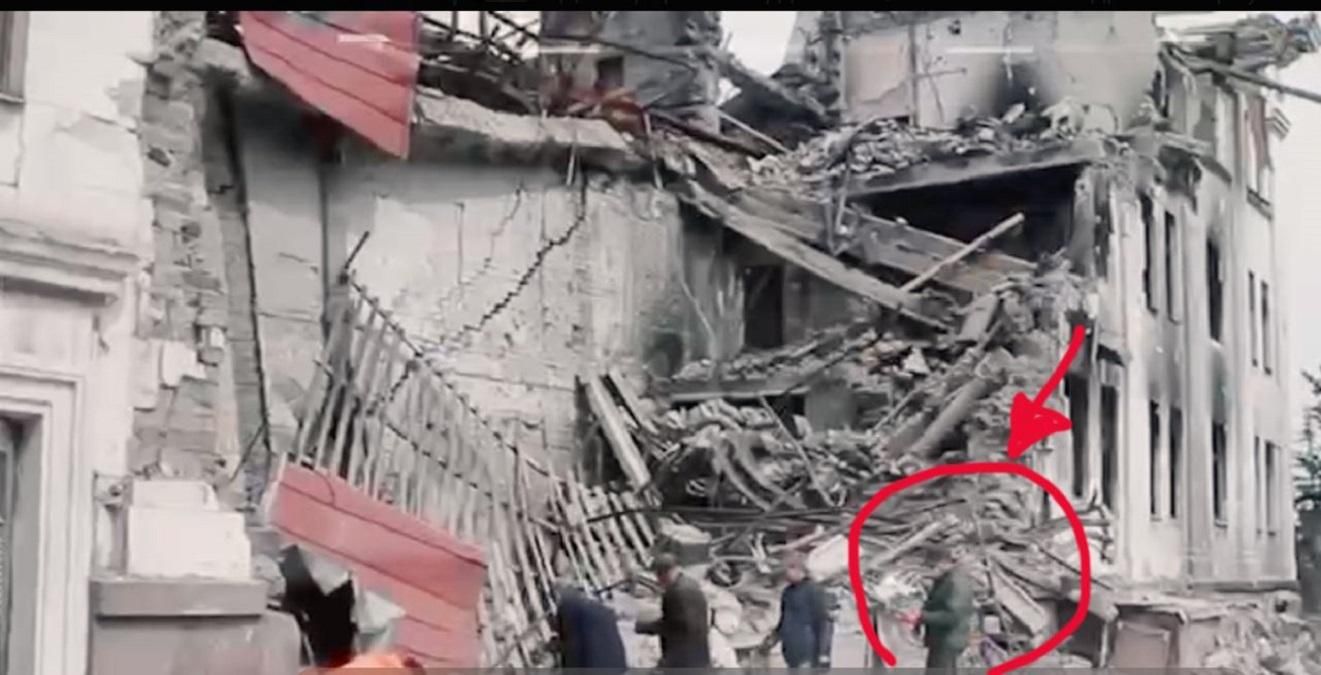 Оккупанты заставляют местных разбирать завалы Драмтеатра в Мариуполе Оккупанты заставляют местных разбирать завалы Драмтеатра в Мариуполе