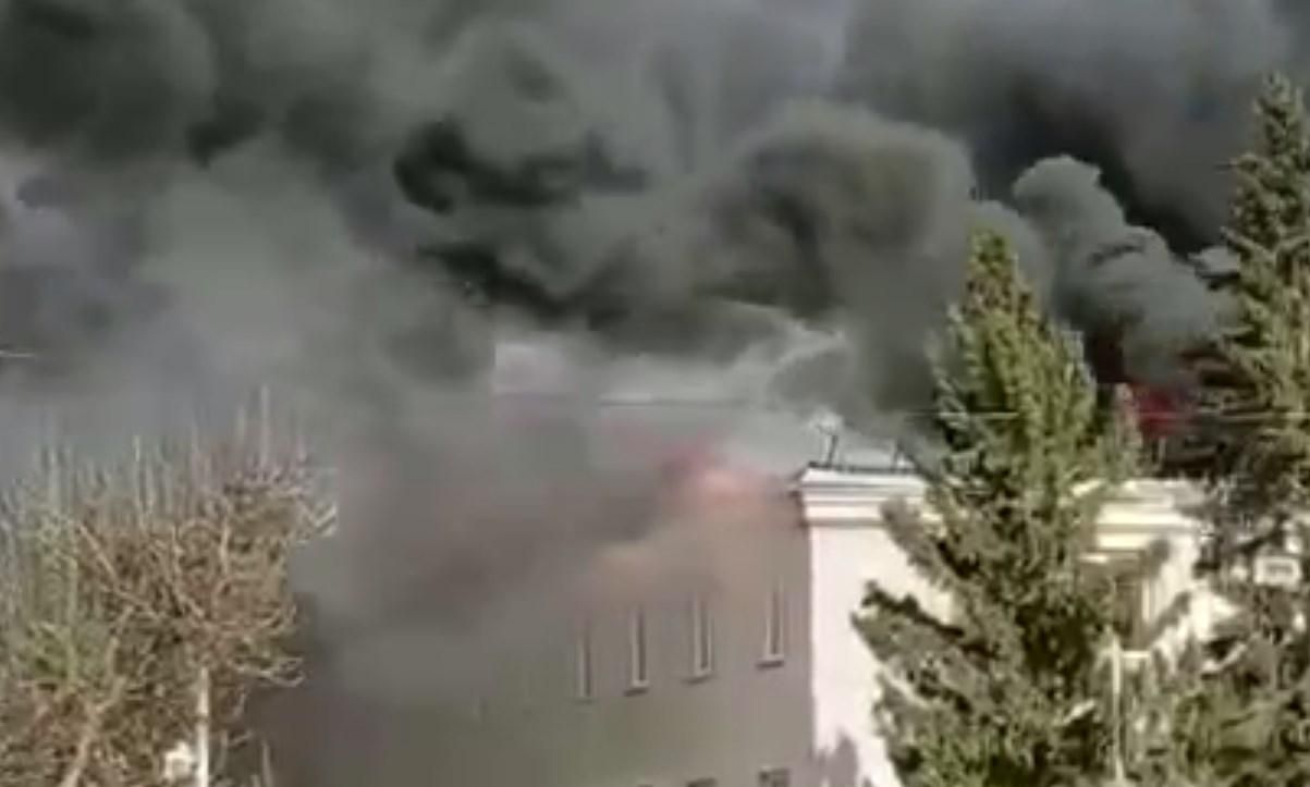 Росія продовжує палати: поблизу Тюмені горить великий торговий центр Росія продовжує палати: поблизу Тюмені горить великий торговий центр