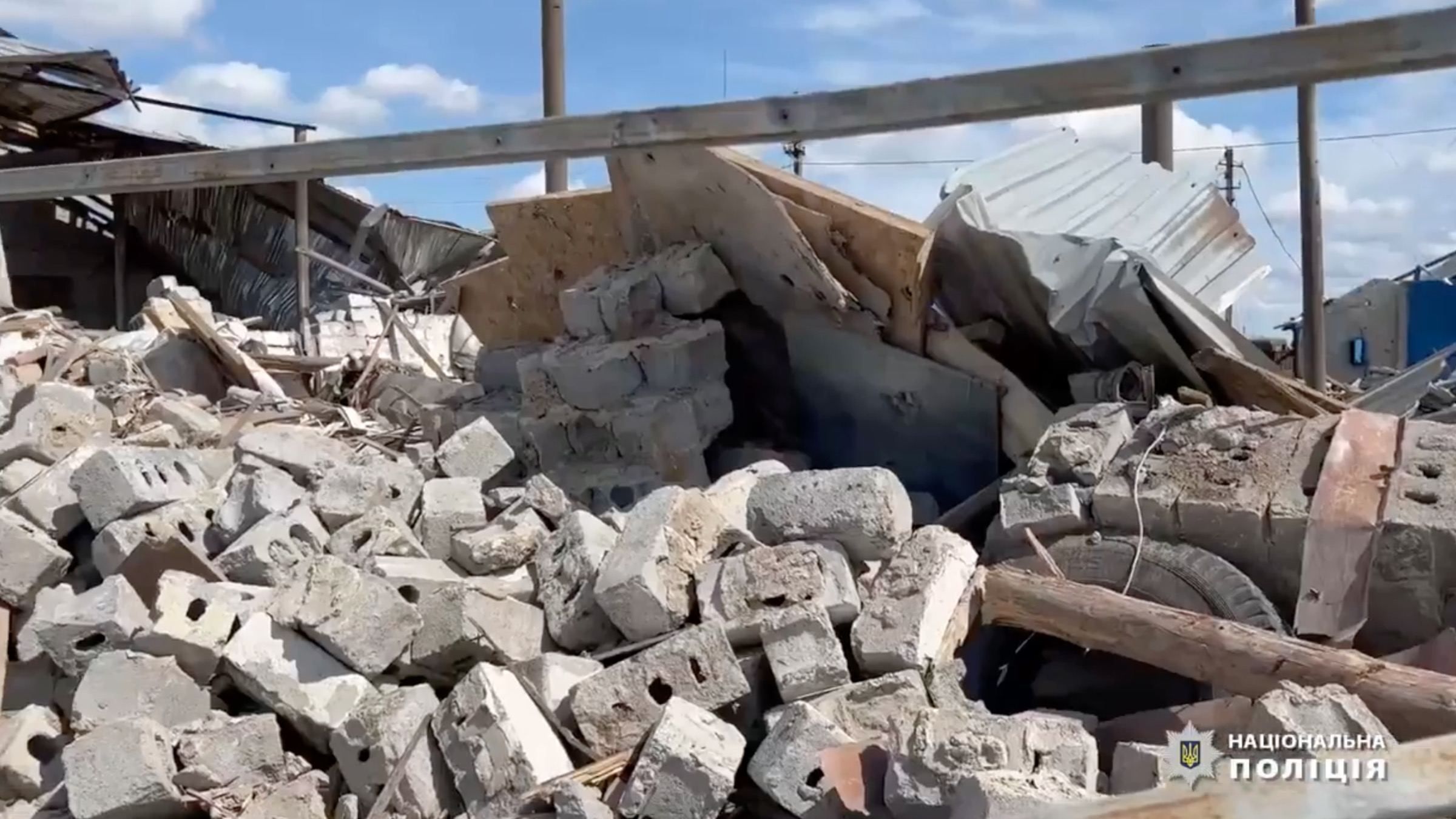 У селищі Велика Новосілка половина будинків зруйнована: люди майже не виходять з укриттів У селищі Велика Новосілка половина будинків зруйнована: люди майже не виходять з укриттів