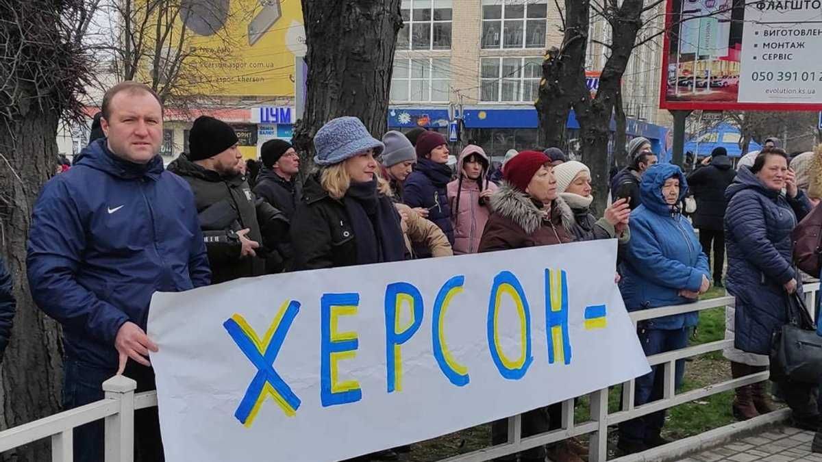 Россияне в Херсоне не могут найти "массовку", чтобы показать псевдореферендум
