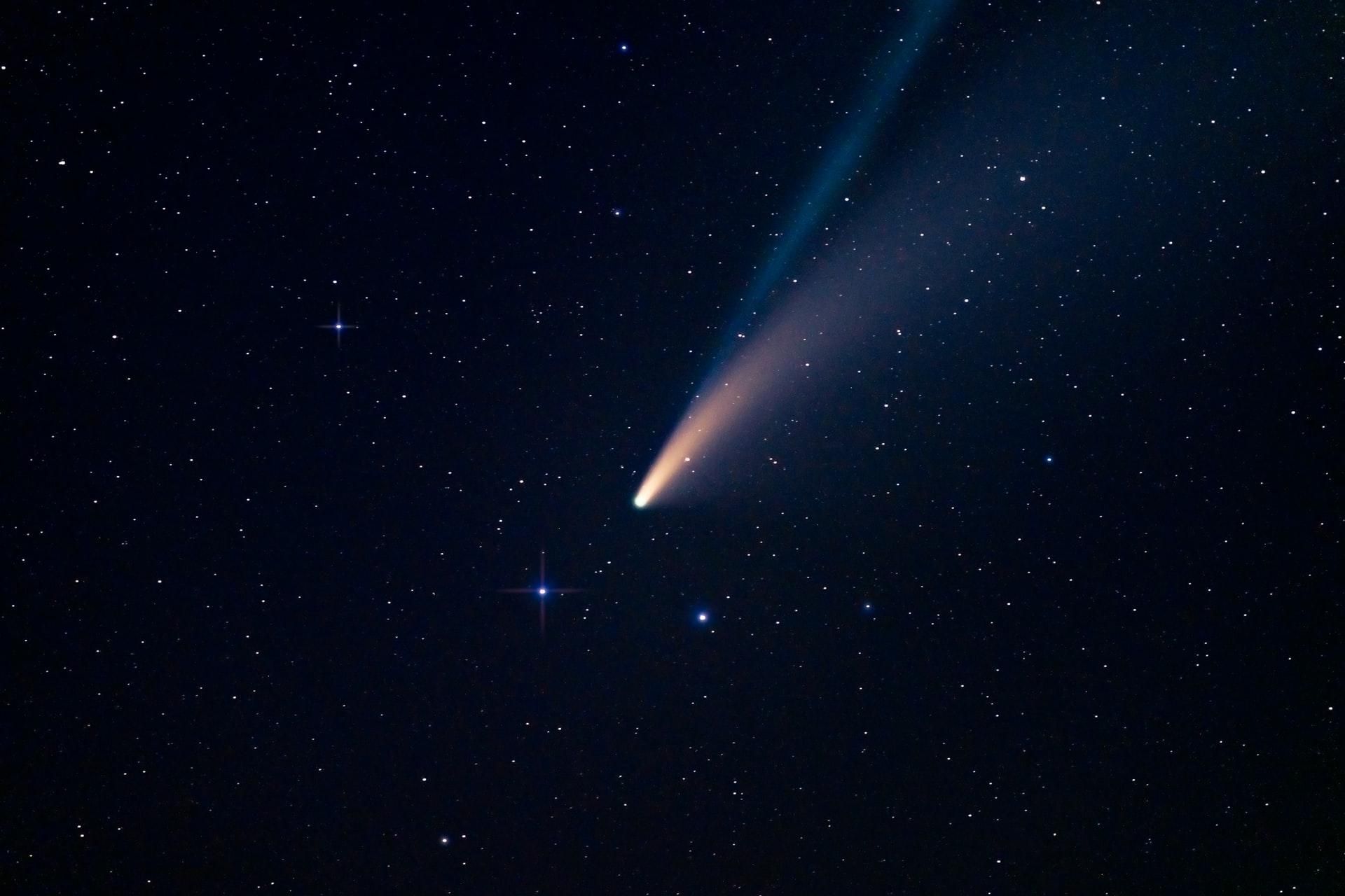 Астрономы обнаружили пылевой след кометы в виде песочных часов