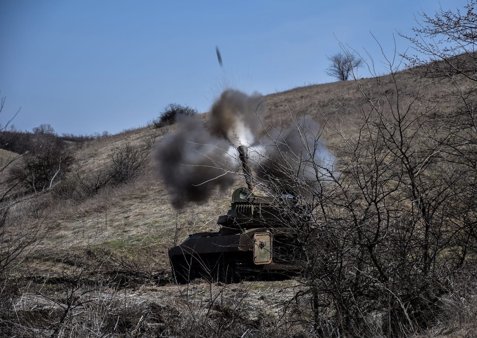Россияне таки дождались "цветов": артиллеристы ударили по ним из "Гвоздики" Россияне таки дождались "цветов": артиллеристы ударили по ним из "Гвоздики"