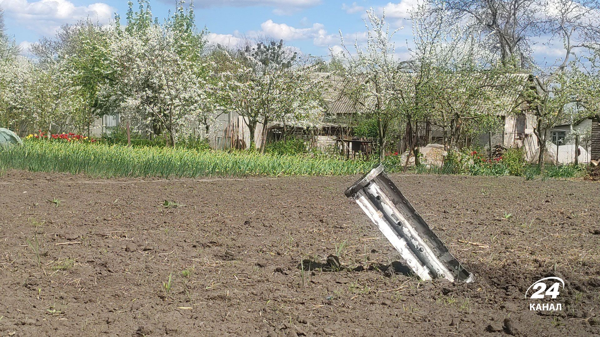 Российский снаряд попал в кладбище возле Харькова, есть погибший: жуткие кадры Российский снаряд попал в кладбище возле Харькова, есть погибший: жуткие кадры