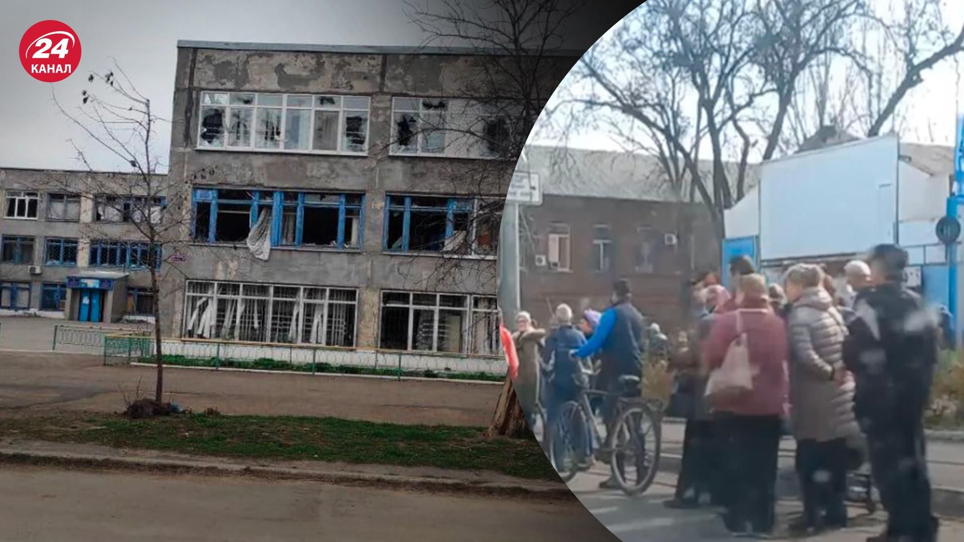 У Маріуполі окупанти збирають персональні дані жителів та відкривають "обнали" У Маріуполі окупанти збирають персональні дані жителів та відкривають "обнали"