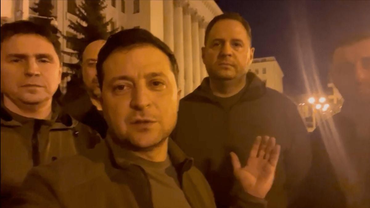 Зеленский отказался ехать в бункер, когда напала Россия: он пошел на улицу записывать обращение Зеленский отказался ехать в бункер, когда напала Россия: он пошел на улицу записывать обращение