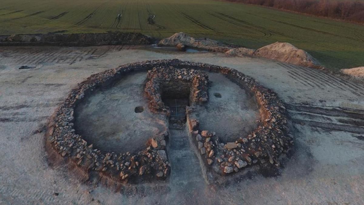 Російські археологи розграбували скіфський курган у Криму, назвавши це "спасінням" Російські археологи розграбували скіфський курган у Криму, назвавши це "спасінням"