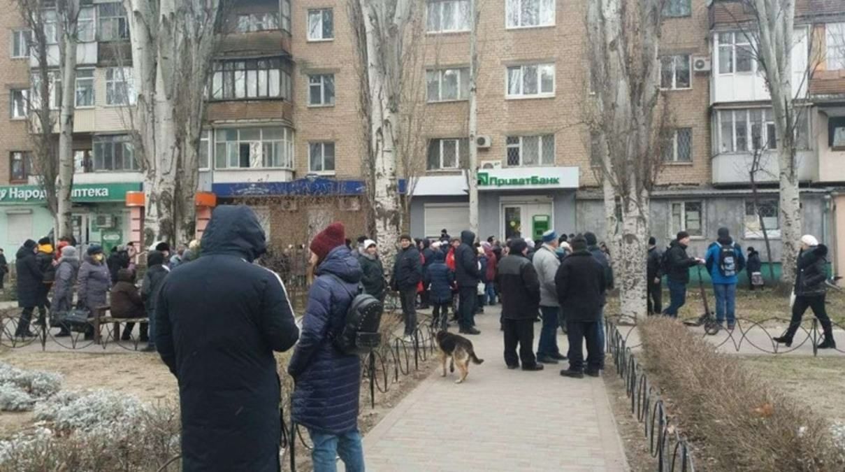 Люди стоять у чергах по 6 днів: у Мелітополі працюють лише 2 банки Люди стоять у чергах по 6 днів: у Мелітополі працюють лише 2 банки