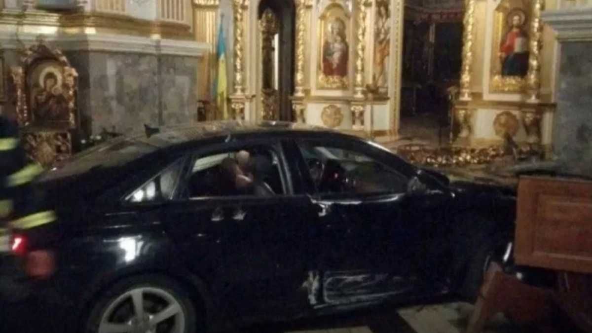 Водійка заїхала прямо у собор 