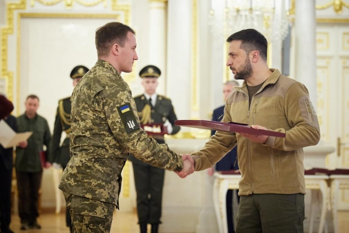 Зеленский вручил награды военным и членам семей погибших защитников-героев Украины