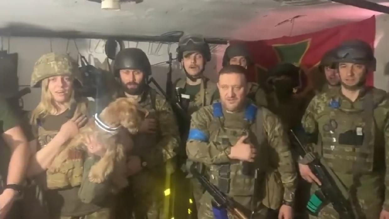 Захисники Маріуполя привітали прикордонників із професійним святом: емоційне відео Захисники Маріуполя привітали прикордонників із професійним святом: емоційне відео