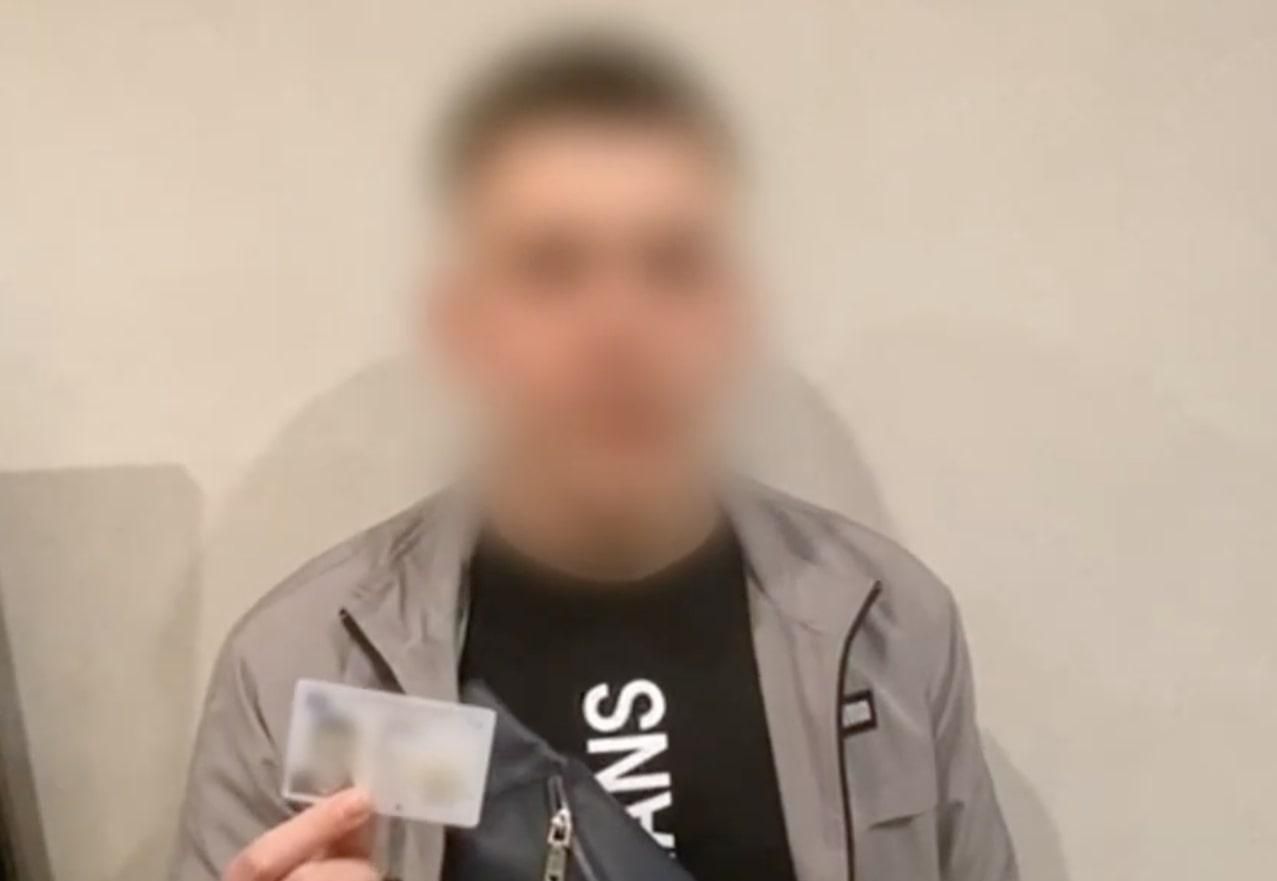 18-річний киянин обдурював людей і обіцяв вивезти з Маріуполя 18-річний киянин обдурював людей і обіцяв вивезти з Маріуполя