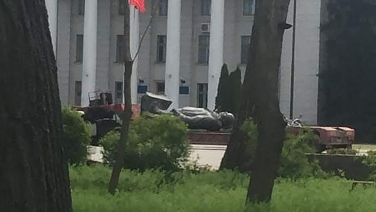 Оккупанты устанавливают памятник Ленину в Новой Каховке