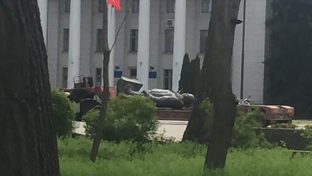 Оккупанты устанавливают памятник Ленину в Новой Каховке