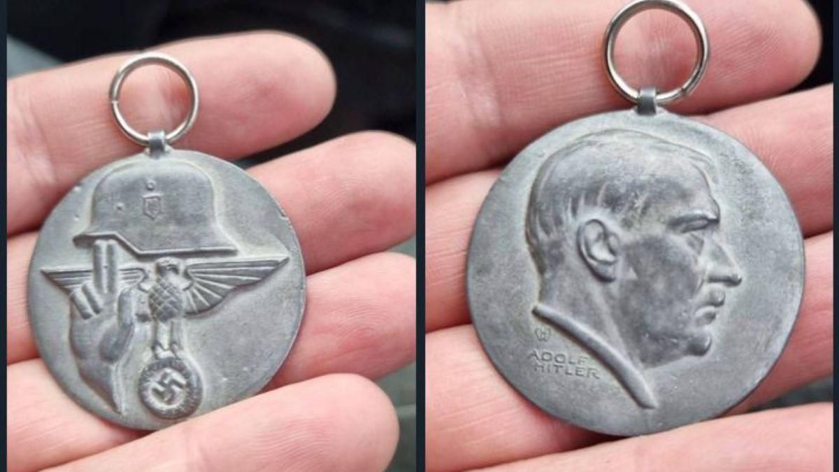 В Мариуполе оккупанты выдают музейные монеты с Гитлером за "трофеи от ВСУ"
