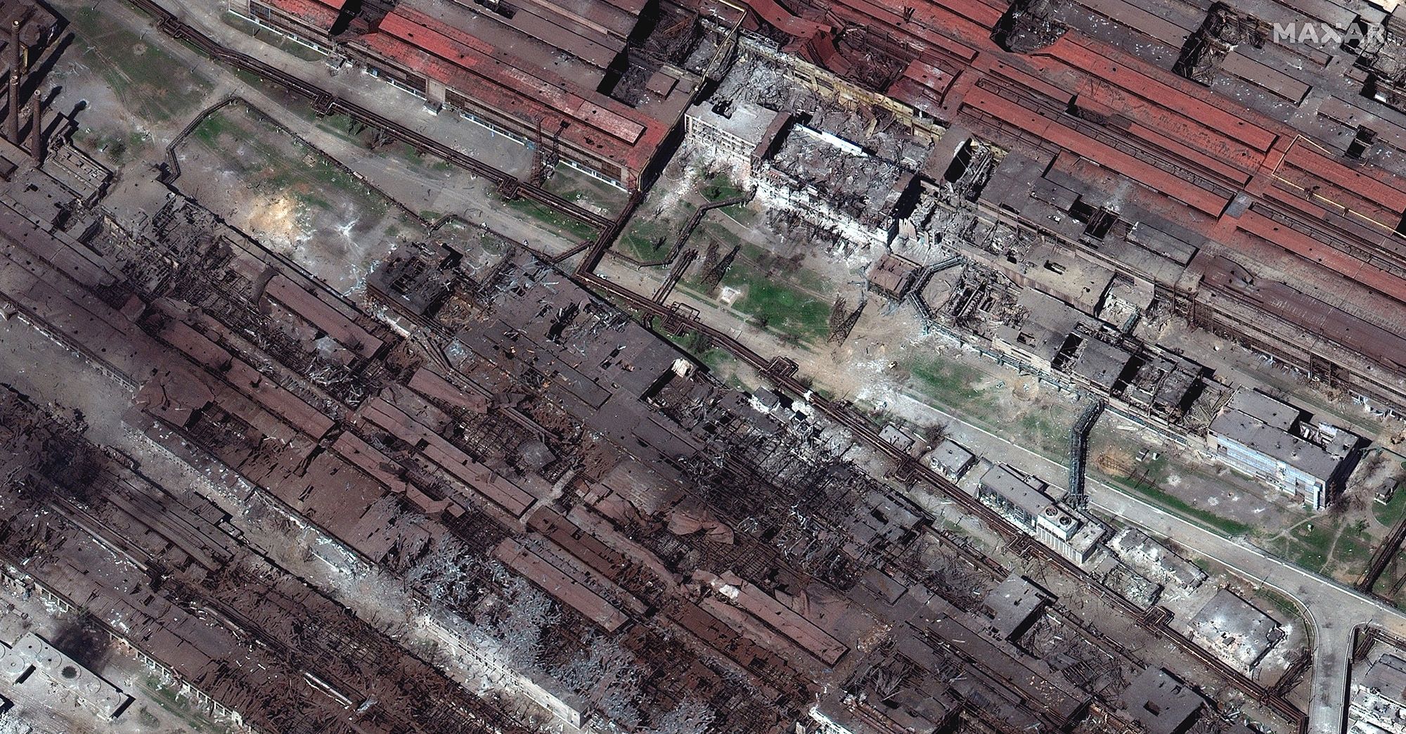 Из-за ударов России "Азовсталь" подверглась большим разрушениям: появился спутниковый снимок