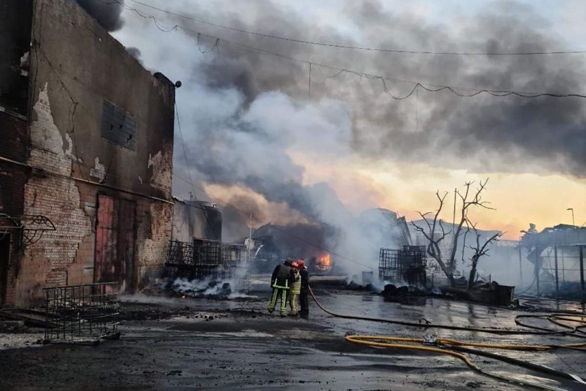 У Харкові 15 годин гасили масштабну пожежу на складах: фото і відео жахливих наслідків